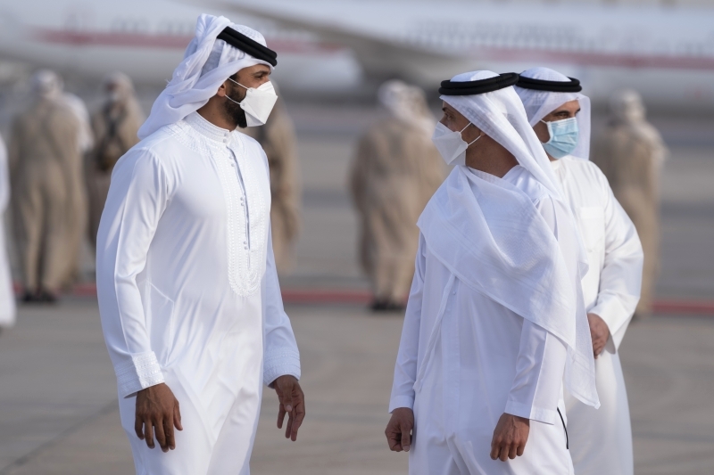 محمد بن زايد  يستقبل ملك البحرين  لدى وصوله للدولة