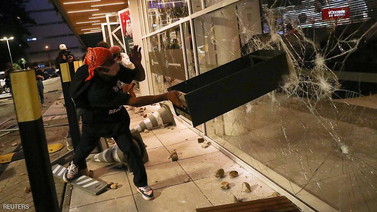 جريمة كارفور تهز البرازيل.. احتجاجات وأعمال عنف ودعوات للمقاطعة