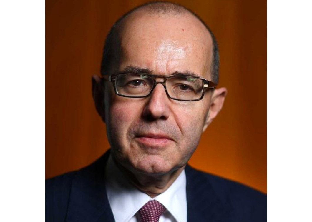 "توماس كويني - المدير العام للاتحاد الدولي لمصنّعي وجمعيات المستحضرات الصيدلانية، ورئيس تحالف صناعة مكافحة مقاومة مضادات الميكروبات ومؤسس صندوق عمل مكافحة مقاومة مضادات الميكروبات"