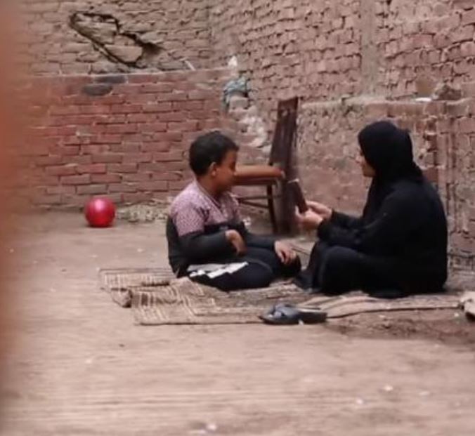 مأساة أم.. مات لها 11 طفلاً والناجي الوحيد مصاب بمرض مزمن
