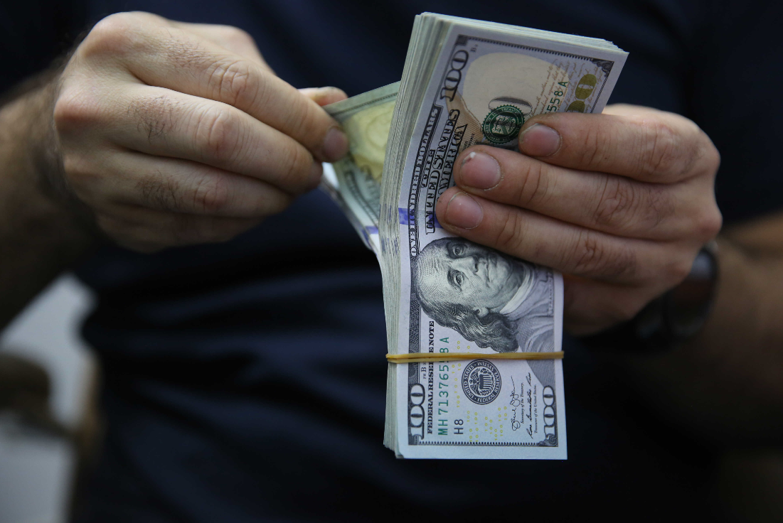 نادلة تحصل على ألفي دولار بقشيش.. والمطعم يفاجئها