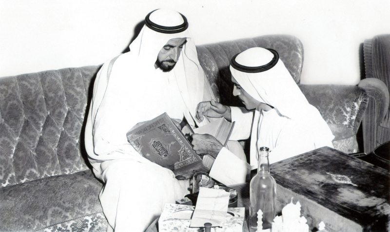 "زايد يطالع مصحفاً بحضور عبدالرحمن الشرفا"
