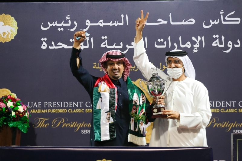 "فيصل الرحماني يُسلم الكأس إلى سعد القحطاني | من المصدر"