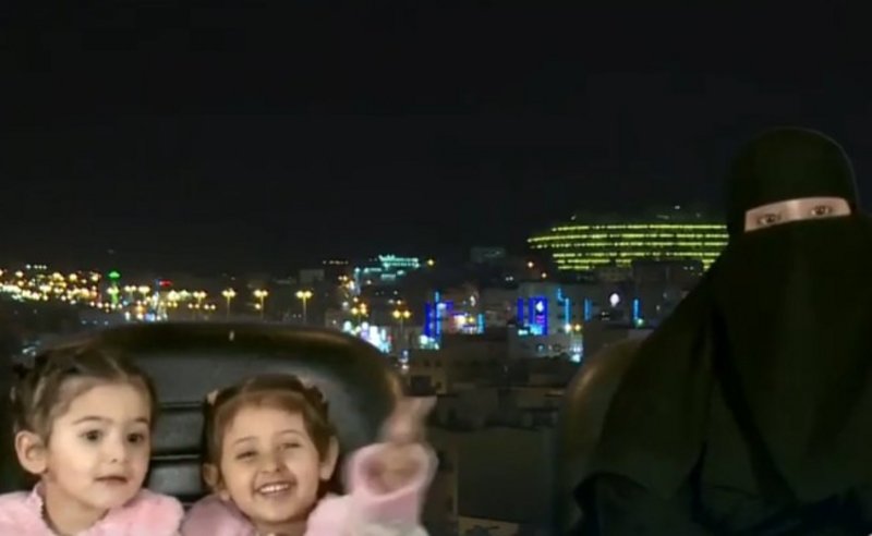 شاهد.. معلمة تكفل يتيمتين وتبيع ورثها لتوفير بيت لهما