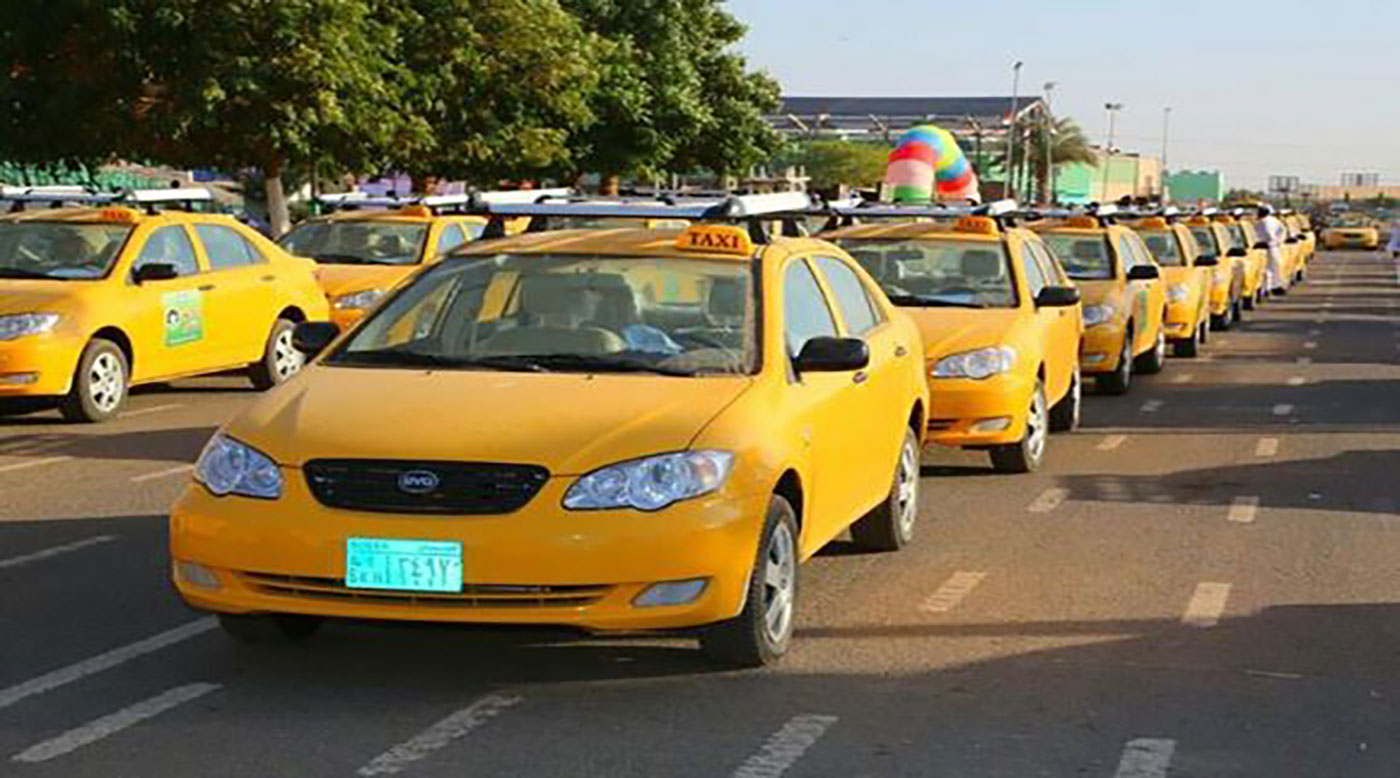 تعرف إلى أغرب "شُحنة" حملها سائقو الأجرة في السودان لراكب