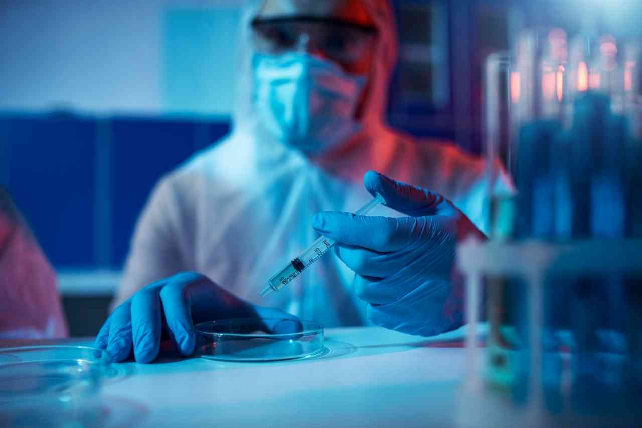 الأبحاث السريرية عربياً.. 60 تحدياً  تعيق تقدمها  و«كورونا» يفضح ضعفها