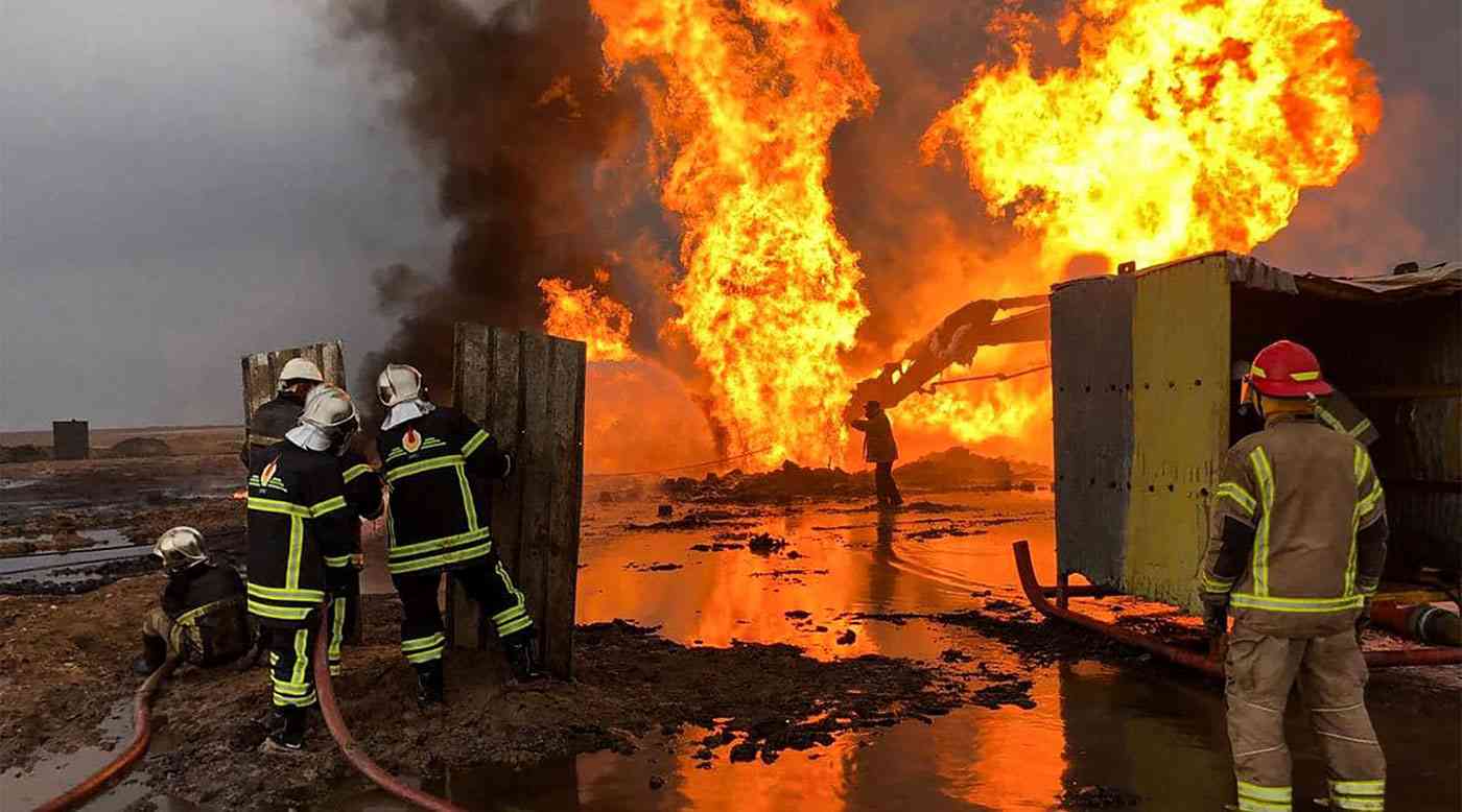 شاهد.. إخماد حريق في بئر نفطية بالعراق