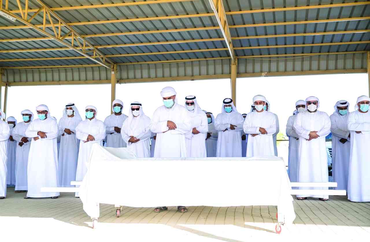 حاكم الفجيرة يؤدي صلاة الجنازة  على جثمان الشيخ عبدالله الشرقي