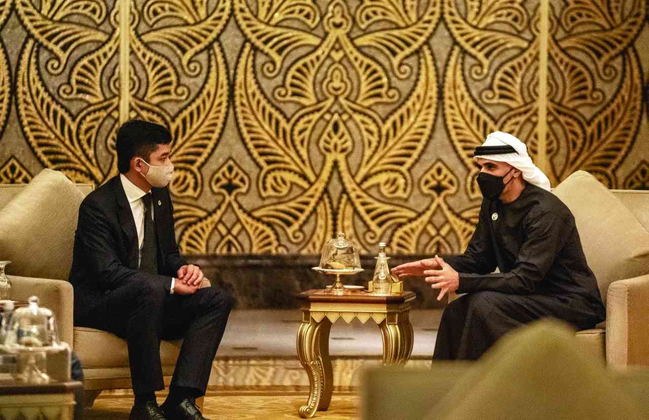 خالد بن محمد بن زايد يستقبل وصي عرش ولاية باهانج الماليزية