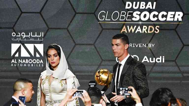 رونالدو وجورجينا يهنئان متابعيهما بأعياد الميلاد من دبي