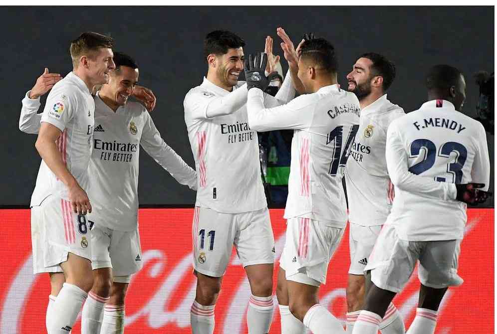 ريال مدريد يفوز على سلتا فيجو بثنائية ويتصدر الدوري الإسباني