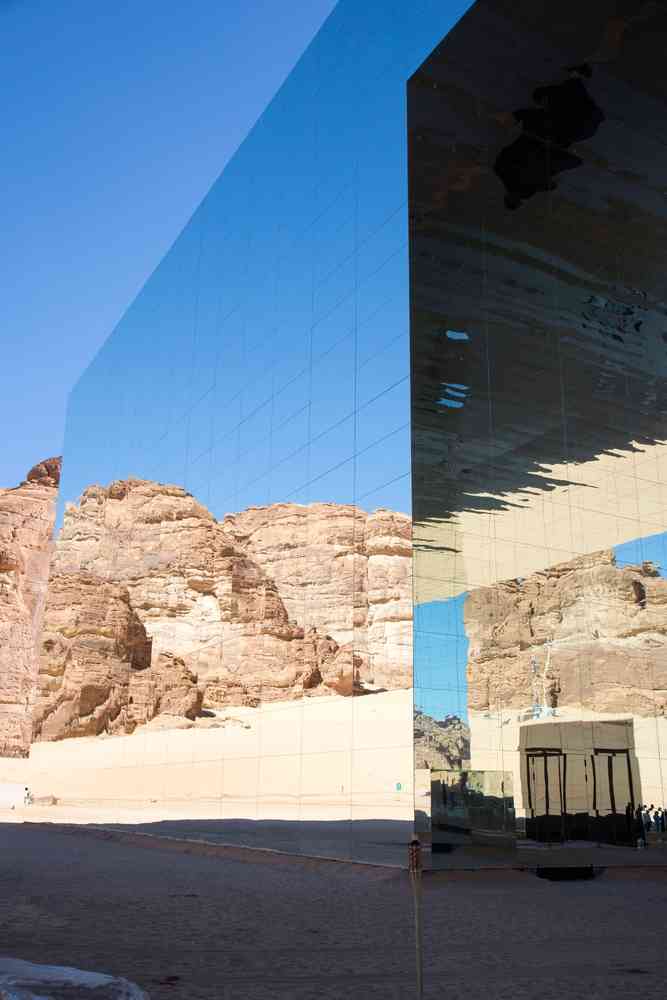 "قاعة مرايا"