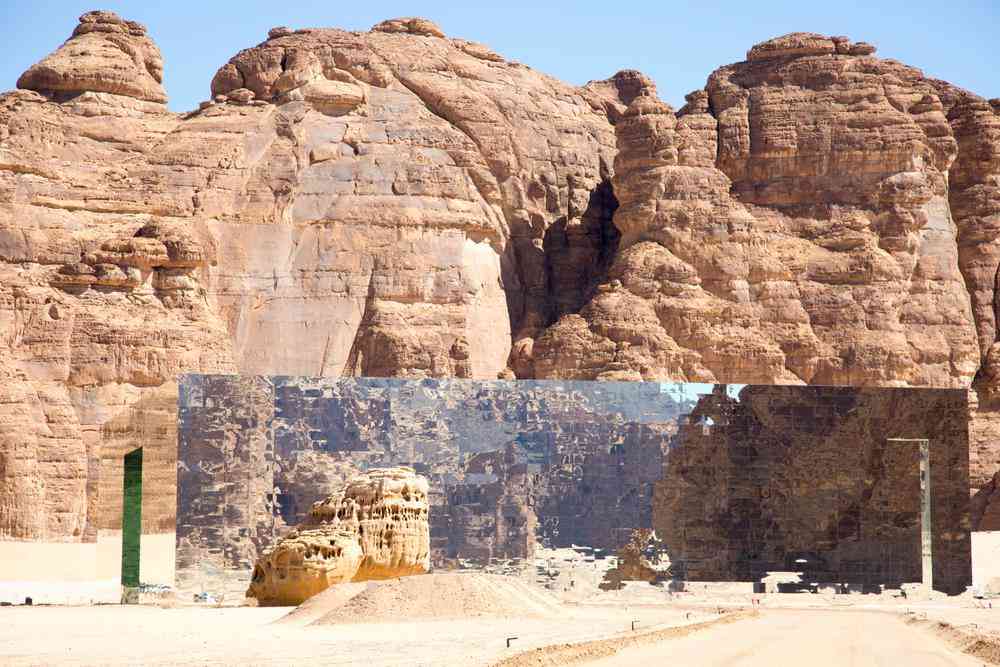 "قاعة مرايا"