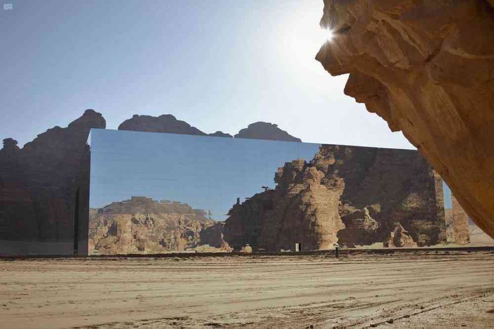 "قاعة مرايا"