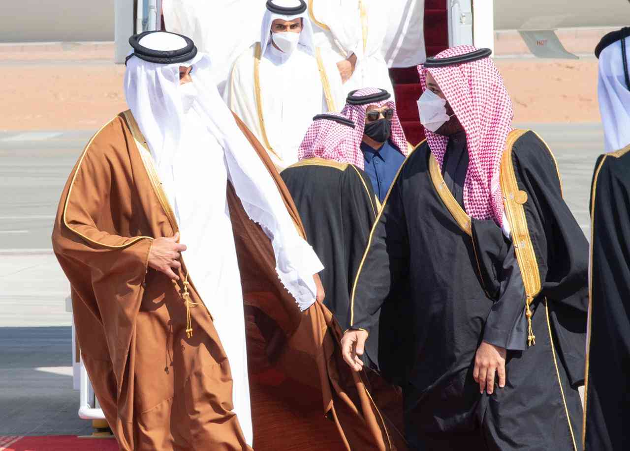 "ولي العهد السعودي يستقبل أمير دولة قطر لدى وصوله العلا"