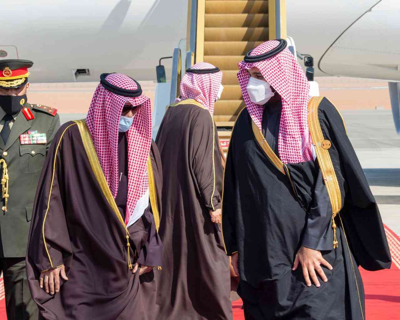 "ولي العهد السعودي يستقبل أمير دولة الكويت لدى وصوله العلا"