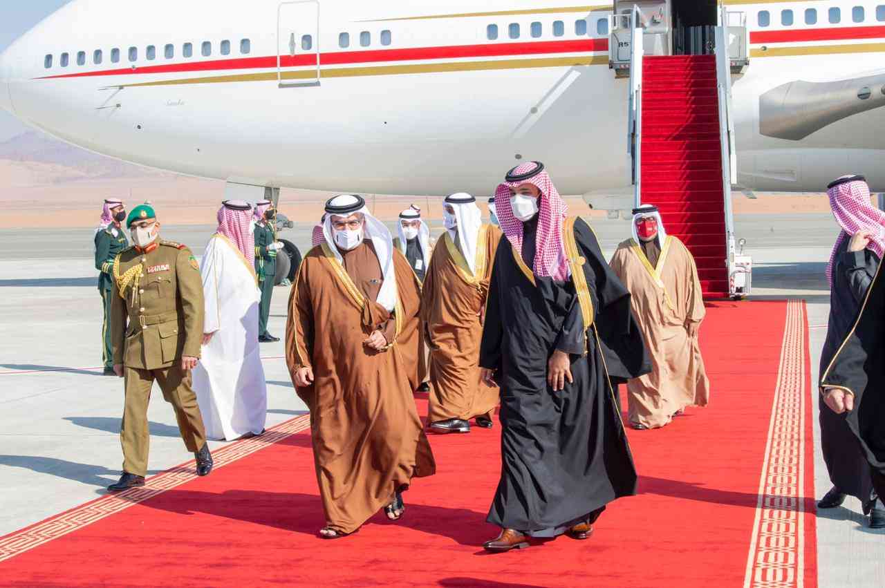 "ولي العهد السعودي يستقبل ولي عهد البحرين لدى وصوله العلا"