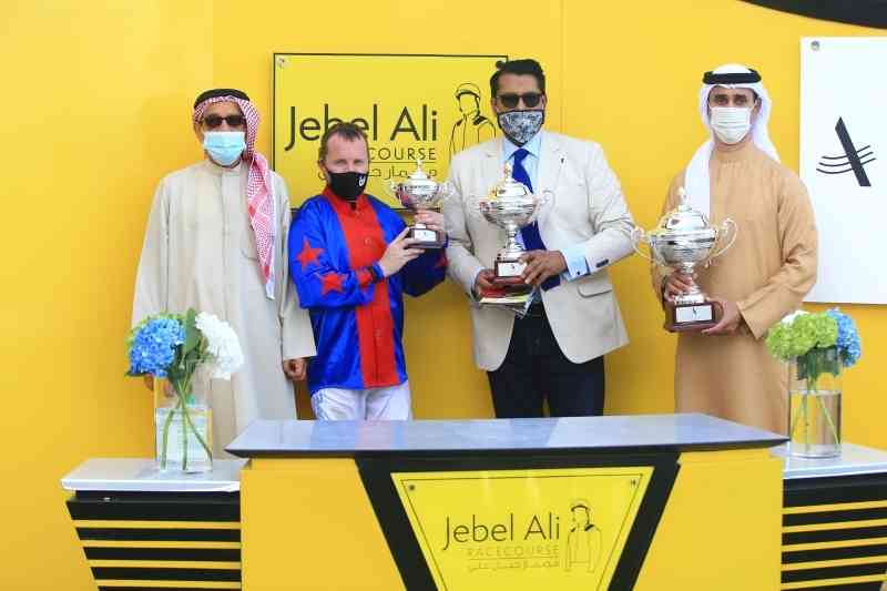 "فيصل الشعفار وساتيش سيمار خلال تسلمهما جائزة الشوط الثالث | البيان"