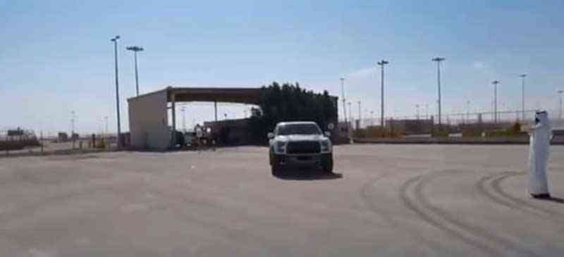 بالفيديو..عبور أول قادم من قطر إلى السعودية عبر منفذ سلوى