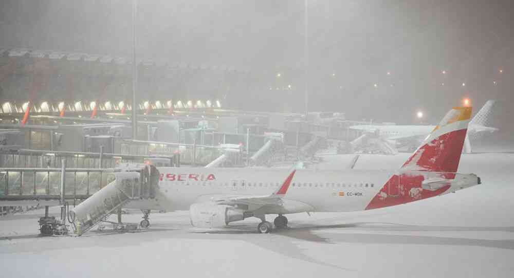 استمرار إغلاق مطار مدريد بعد اجتياح عاصفة فيلومينا للمدينة
