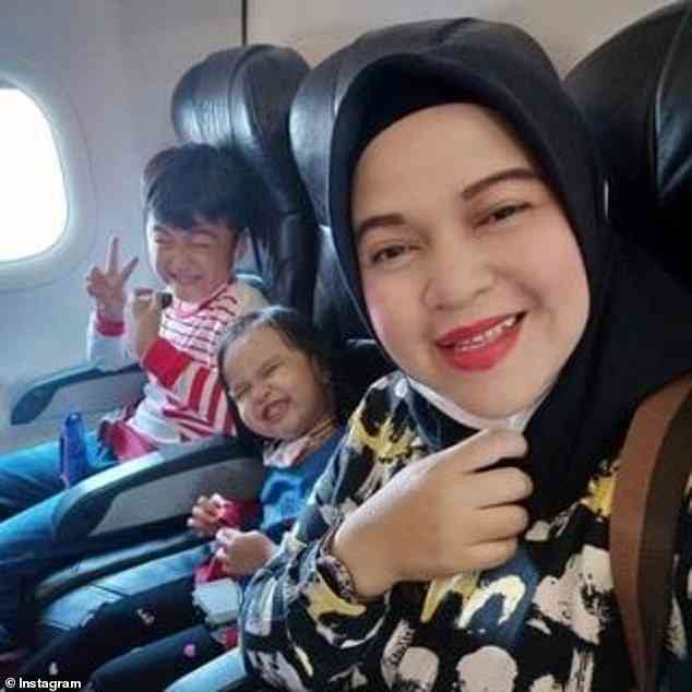 وداعًا للعائلة.. رسالة أخيرة مفجعة من أم وأطفالها من الطائرة الإندونيسية المنكوبة