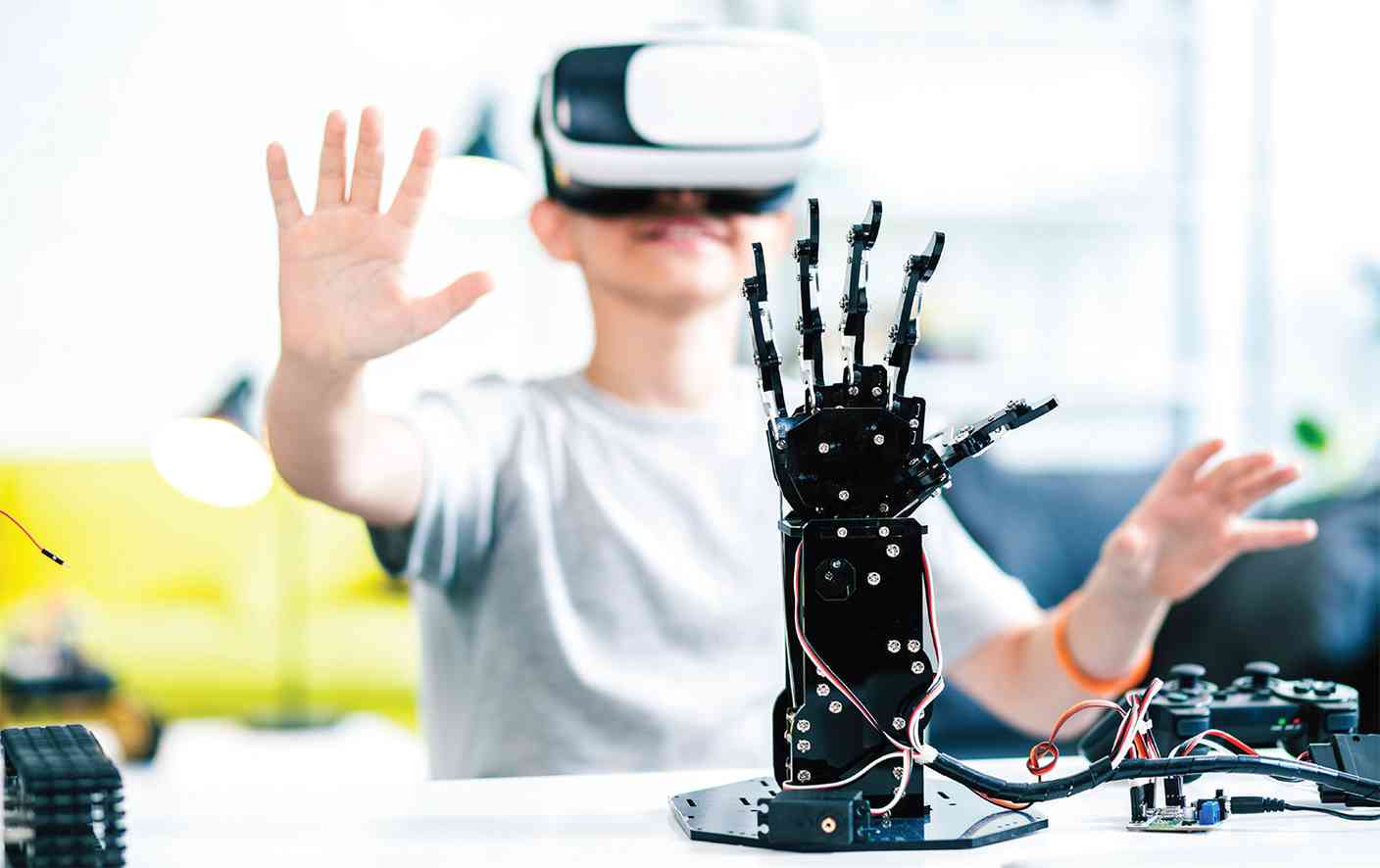 توقعات مثيرة للتعليم بالمستقبل.. «ميكروبات» لتعلّم اللغات.. ووصلة للدماغ على «ويكيبيديا»