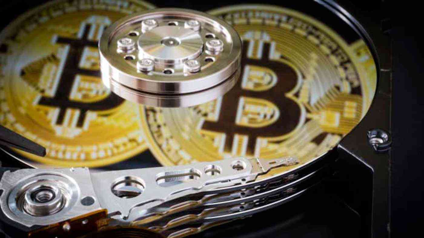 يلقي مفاتيح لـ«بتكوين» تعادل 280 مليون دولار في القمامة بالخطأ
