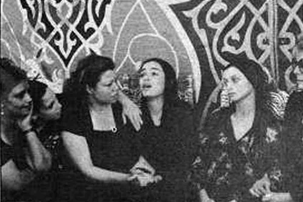 صورة عمرها 40 عاماً تكذب ادعاءات شقيق الفنان عمر خورشيد
