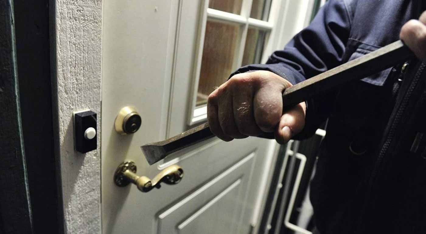 يسرقان مجوهرات بـ900 ألف درهم ويخفيانها في البحر