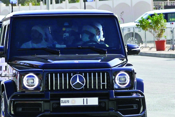حمدان بن محمد يشهد تحدي هجن الشيوخ في المرموم