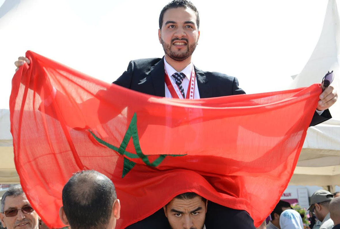 بأنامل مغربية.. قميص ذكي يحمي الأطفال من الاختطاف
