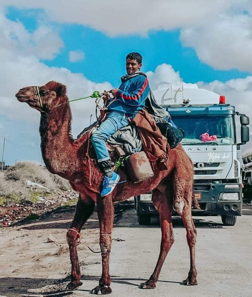 رحّالة شاب يطوف ليبيا على ظهر جمل لنشر رسائل السلام
