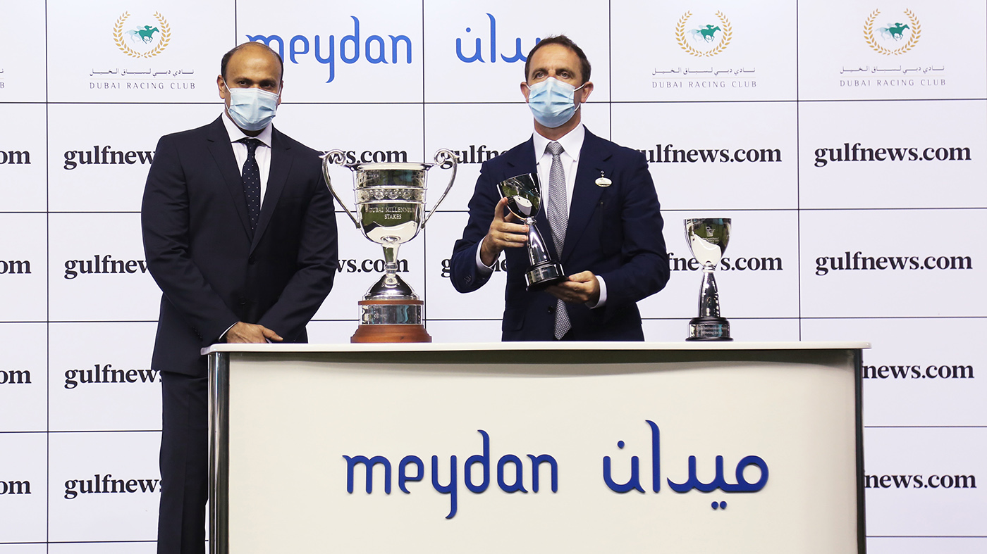 "شارلي آبلبي متسلماً جائزة الشوط الخامس / البيان"