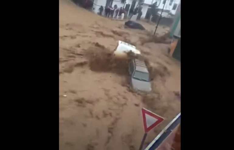 بالفيديو.. سيول جارفة في تطوان المغربية تحول الشوارع إلى أودية