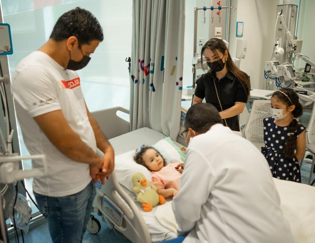 "الطفلة العراقية لافين محاطة بوالديها عقب تلقيها ابرة ضمور العضلات الشوكي في مستشفى الجليلة التخصصي للاطفال"
