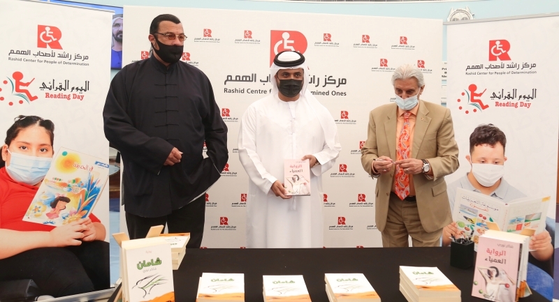 "جمعة بن مكتوم وستيفن سيغال وشاكر نوري خلال إطلاق الفعالية | تصوير: زافيير ويلسون"