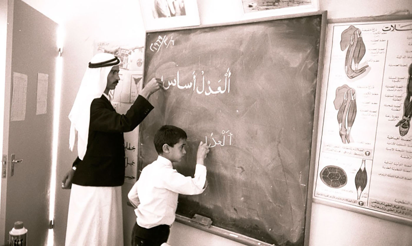 "محمد بن زايد مع أحد مدرسيه في المرحلة الابتدائية | أرشيفية"