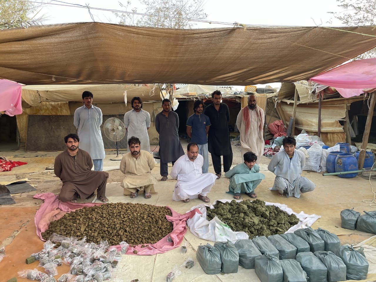 القبض على 18 آسيوياً مخالفاً  يصنعون النسوار داخل مزرعة في مدينة الذيد