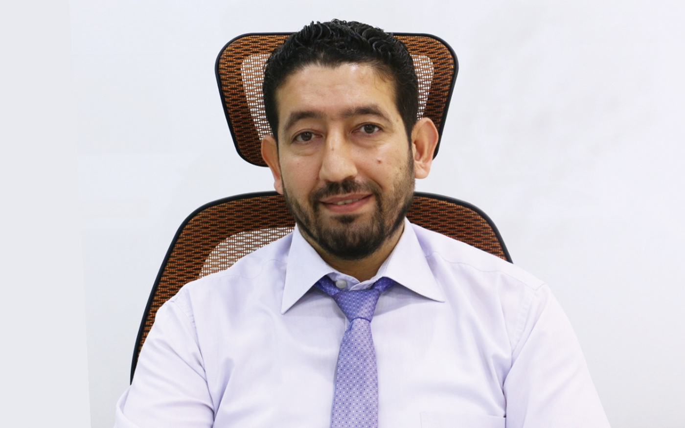 "عزام خلف"