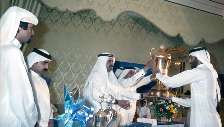 "حمدان بن راشد خلال تسلم كأس رئيس الدولة من عبد الكريم خمّاس بحضور فيصل القاسمي وعبدالله إبراهيم | أرشيفية"