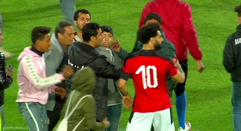 "الجمهور يحيط بمحمد صلاح | البيان"