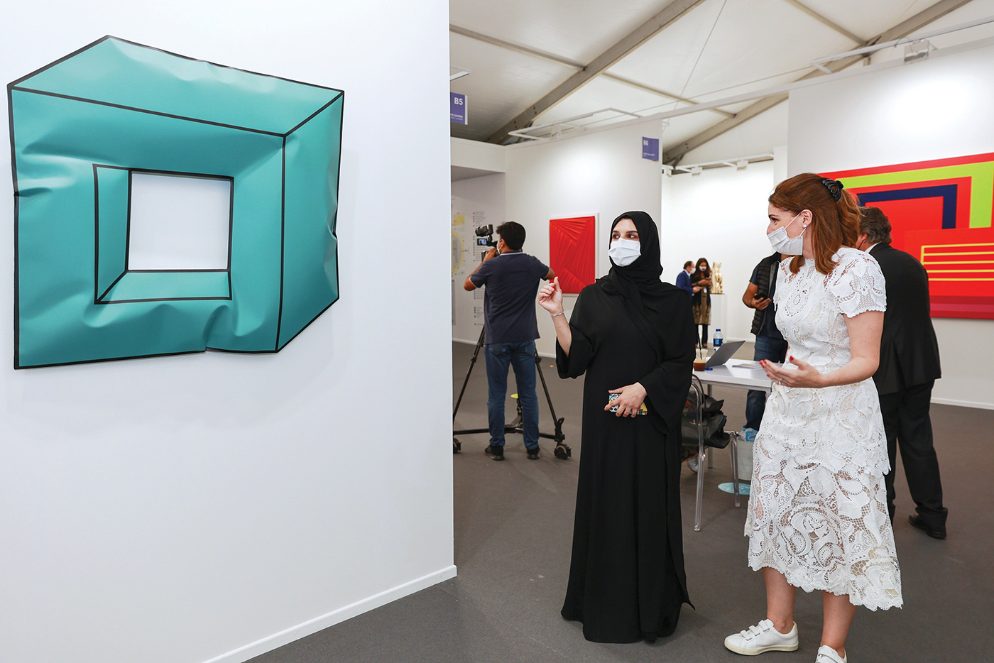 "هالة بدري خلال زيارتها المعرض | تصوير - دينيس مالاري"