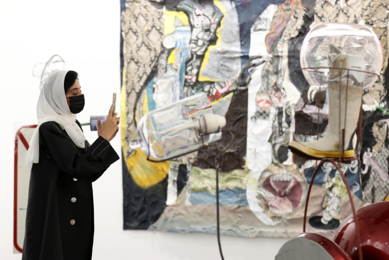 "المعرض يجذب المهتمين بالإبداع المحلي والعالمي"