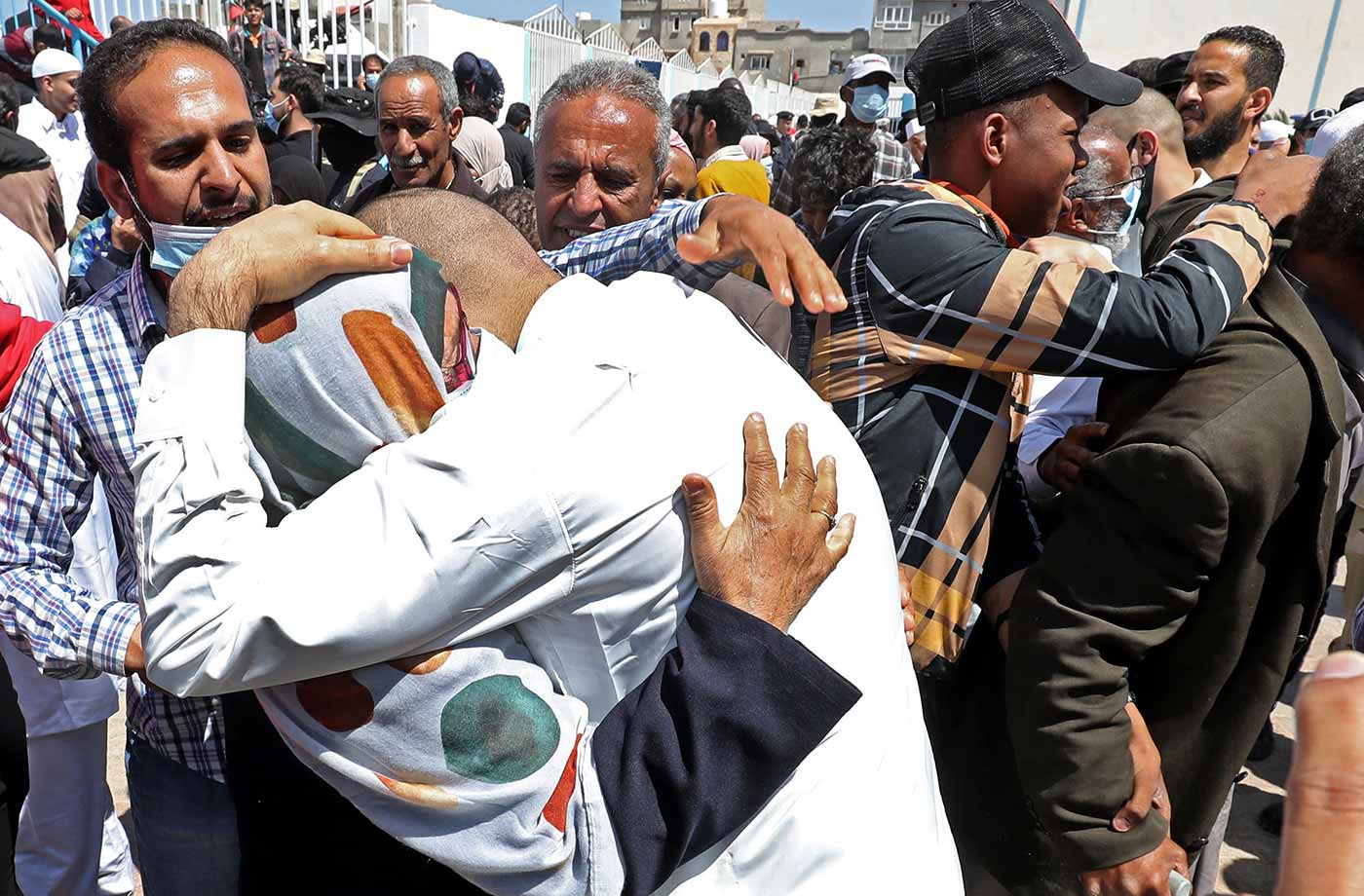 بعد عامين في الأسر.. الإفراج عن 120 جندياً ليبياً
