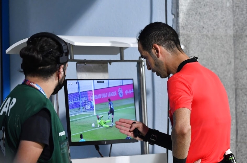 "الاطلاع على «الفار» خلال مباراة في الدوري | أرشيفية"