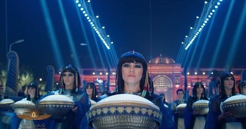 الفتاة الحسناء التي قادت موكب المومياوات الملكية تلفت الأنظار