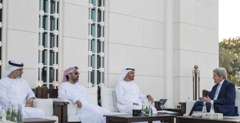 "محمد بن زايد خلال لقاء جون كيري بحضور طحنون بن زايد وخالد بن محمد بن زايد | تصوير: محمد الحمادي"