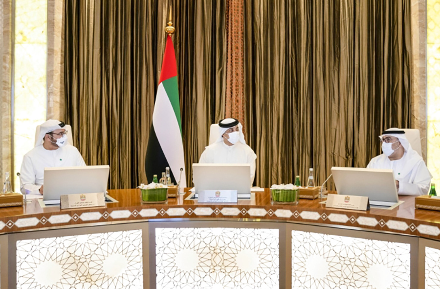 "منصور بن زايد مترئساً اجتماع المجلس الوزاري للتنمية بحضور محمد القرقاوي وعبد الرحمن العويس | وام"