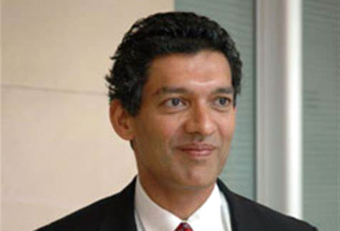 "إسوار براساد - أستاذ علوم الاقتصاد في جامعة كورنيل، وكبير زملاء مؤسسة بروكنجز."