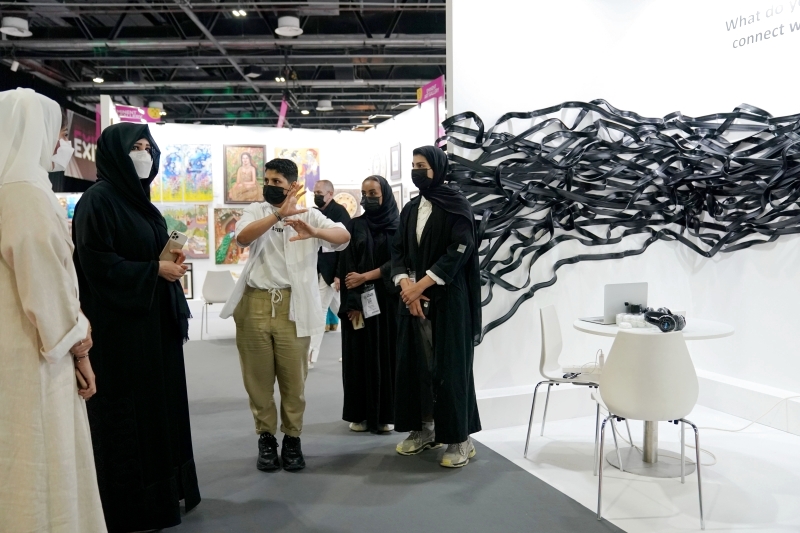 "لطيفة بنت محمد خلال افتتاح المعرض | تصوير: خليفة عيسى"